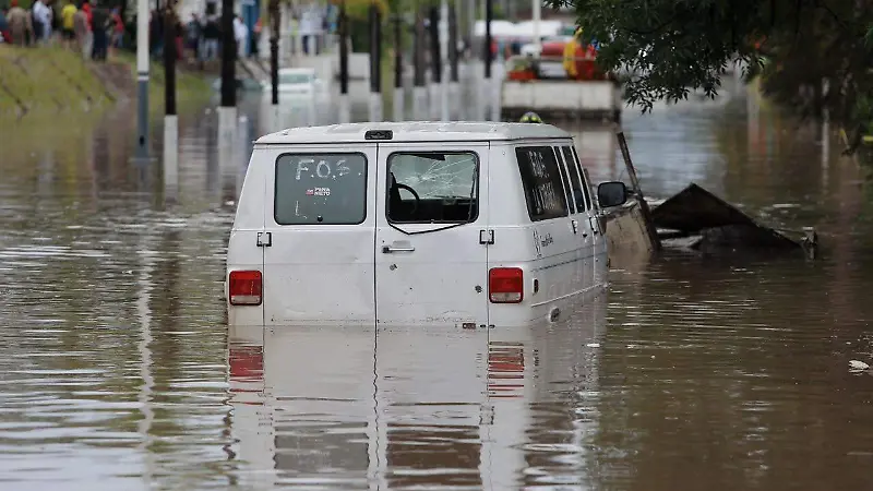 Intensas lluvias provocan inundación en el bulevar Primo de Verdad de la ciudad de Durango 
